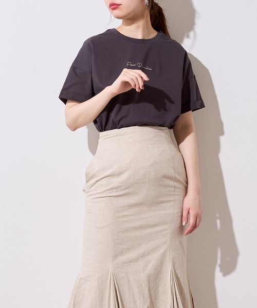 natural couture(ナチュラルクチュール)の「袖口ロールアップシルケットロゴT(Tシャツ/カットソー・レディース・オフホワイト/スミクロ/ライトベージュ/ラベンダー・FREE)」の1枚目の写真