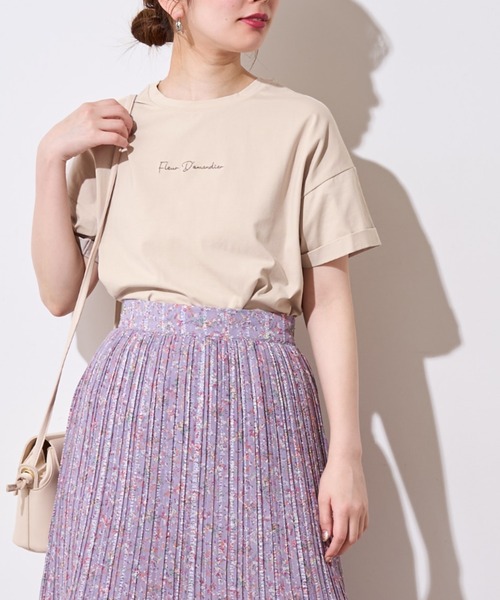 natural couture(ナチュラルクチュール)の「袖口ロールアップシルケットロゴT(Tシャツ/カットソー・レディース・オフホワイト/スミクロ/ライトベージュ/ラベンダー・FREE)」の3枚目の写真