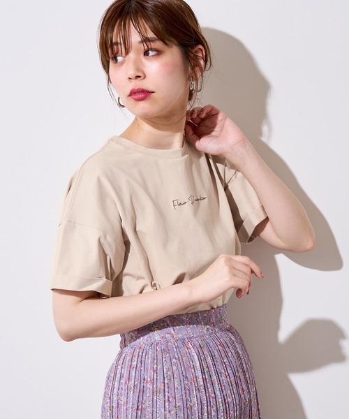 natural couture(ナチュラルクチュール)の「袖口ロールアップシルケットロゴT(Tシャツ/カットソー・レディース・オフホワイト/スミクロ/ライトベージュ/ラベンダー・FREE)」の10枚目の写真