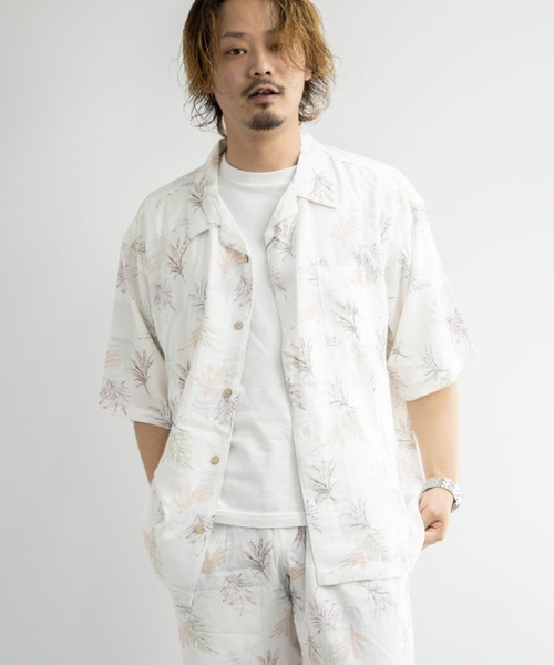 BARCEDOS（バルセドス）の「レーヨン プリント オープンカラー ビッグアロハシャツ（シャツ/ブラウス・メンズ・ホワイト/ネイビー/イエロー/ブルー・LL/M/L）」の2枚目の写真