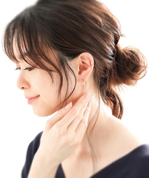 COCOSHNIK(ココシュニック)の「K10ダイヤモンド ダブルマーキース スタッドピアス(ピアス(両耳用)・レディース・アイボリー系・00)」の4枚目の写真
