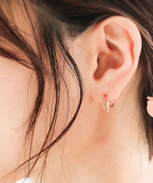 COCOSHNIK(ココシュニック)の「K10ダイヤモンド ダブルマーキース スタッドピアス(ピアス(両耳用)・レディース・アイボリー系・00)」の9枚目の写真
