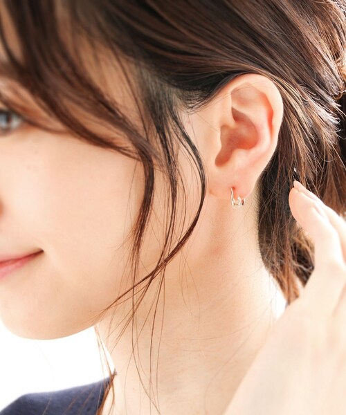 COCOSHNIK(ココシュニック)の「K10ダイヤモンド ダブルマーキース スタッドピアス(ピアス(両耳用)・レディース・アイボリー系・00)」の10枚目の写真