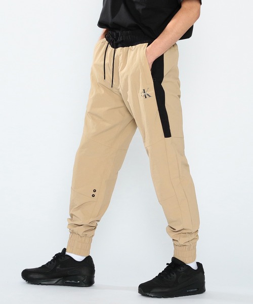 Calvin Klein Jeans(カルヴァンクラインジーンズ)の「アーバン エクスプレッション カラーブロック トラック パンツ(その他パンツ・メンズ・ブラック系その他・S/M/L)」の2枚目の写真
