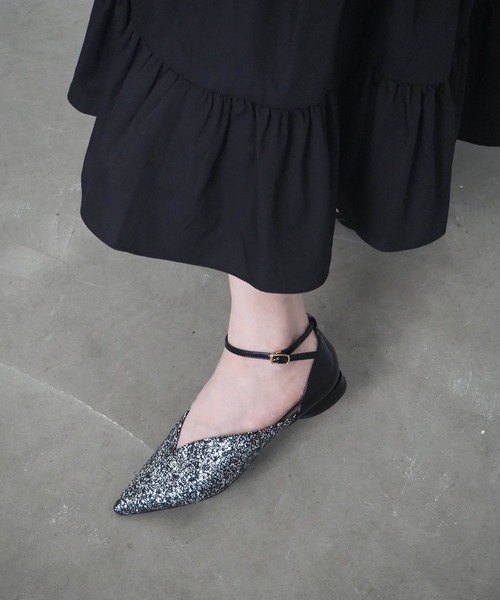 Daniella&GEMMA（ダニエラアンドジェマ）の「ポインテッドアンクルストラップフラットパンプス（パンプス・レディース・ブラック系その他/アイボリー/ブルー・37/39/36/38/35）」の3枚目の写真