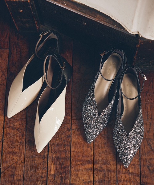 Daniella&GEMMA（ダニエラアンドジェマ）の「ポインテッドアンクルストラップフラットパンプス（パンプス・レディース・ブラック系その他/アイボリー/ブルー・37/39/36/38/35）」の2枚目の写真