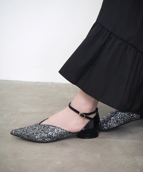 Daniella&GEMMA（ダニエラアンドジェマ）の「ポインテッドアンクルストラップフラットパンプス（パンプス・レディース・ブラック系その他/アイボリー/ブルー・37/39/36/38/35）」の8枚目の写真