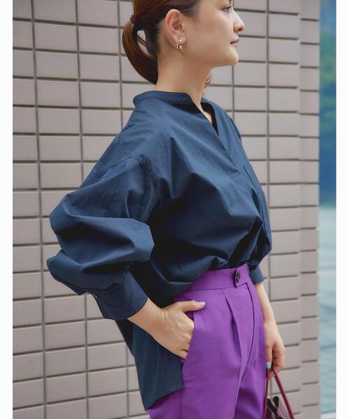 green label relaxing（グリーンレーベルリラクシング）の「ボリューム スリーブ スキッパー ブラウス（シャツ/ブラウス・レディース・ネイビー/オフホワイト/ライム・FREE）」の3枚目の写真