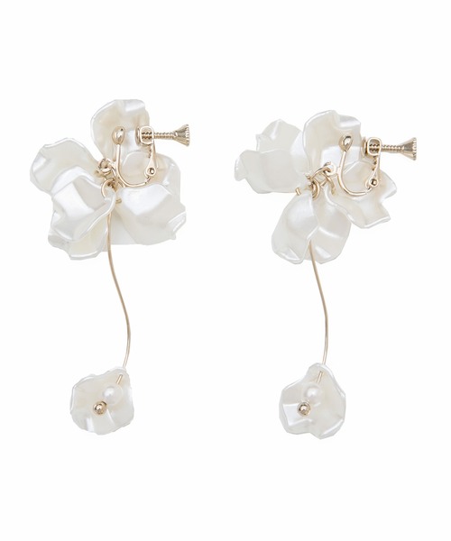 Newlyme（ニューリーミー）の「フラワーペタルピアスｏｒイヤリング（ピアス（両耳用）・レディース・クリア/ホワイト系その他/ホワイト/その他・FREE）」の3枚目の写真