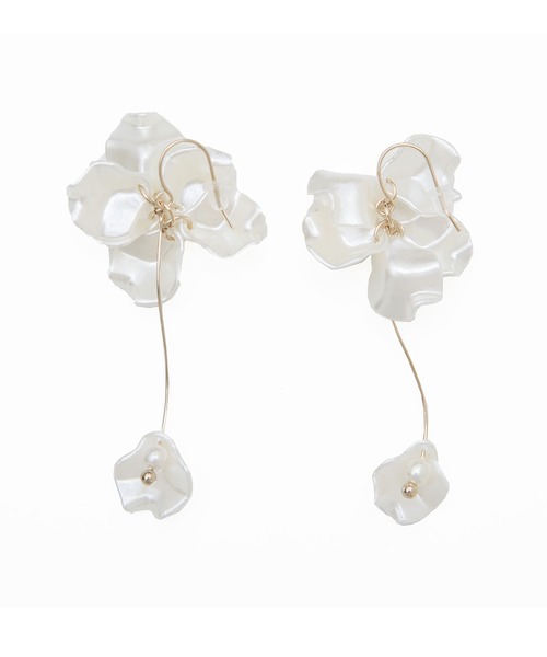Newlyme（ニューリーミー）の「フラワーペタルピアスｏｒイヤリング（ピアス（両耳用）・レディース・クリア/ホワイト系その他/ホワイト/その他・FREE）」の4枚目の写真