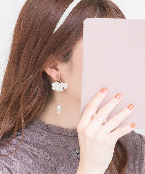 Newlyme（ニューリーミー）の「フラワーペタルピアスｏｒイヤリング（ピアス（両耳用）・レディース・クリア/ホワイト系その他/ホワイト/その他・FREE）」の5枚目の写真