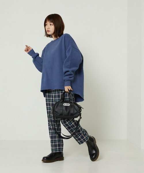 FREAK'S STORE（フリークスストア）の「ヘビーウェイト変形ラウンドヘムクルーネックスウェット（スウェット・レディース・ブルー/グレー/ブラック・マルチサイズ）」の4枚目の写真