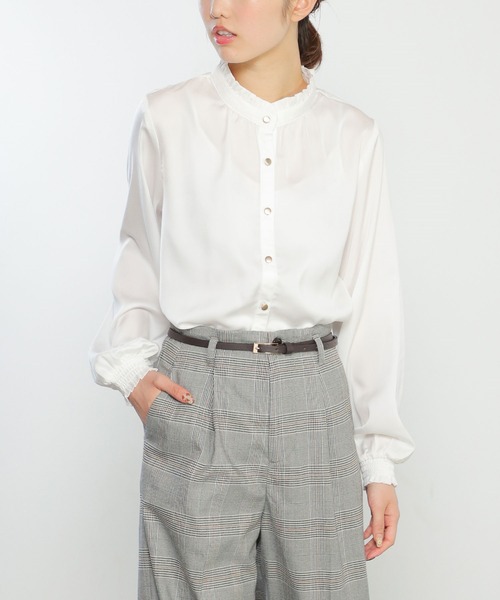 Honeys（ハニーズ）の「スタンドフリルブラウス（シャツ/ブラウス・レディース・ホワイト/ブラック/ブルー系その他/ピンク系その他/グレイッシュベージュ・S/M/L）」の2枚目の写真