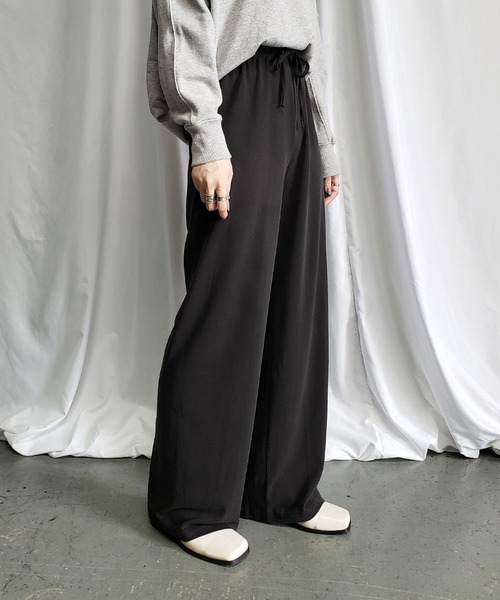 me+em select（ミームセレクト）の「スムースカットイージースラックス（スラックス・レディース・ブラック/ブラウン/グレー・FREE）」の2枚目の写真