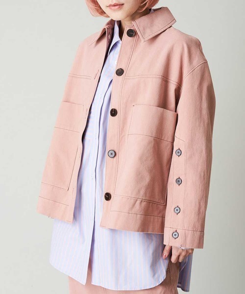 A de a.v.v(アードアー・ヴェ・ヴェ)の「デニムライクカラー袖&後ろ開きジャケット(デニムジャケット・レディース・グリーン/アイボリー/ピンク・36/38)」の1枚目の写真