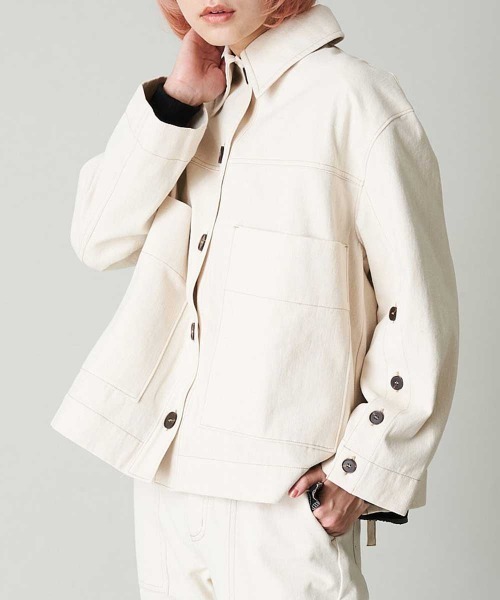 A de a.v.v(アードアー・ヴェ・ヴェ)の「デニムライクカラー袖&後ろ開きジャケット(デニムジャケット・レディース・グリーン/アイボリー/ピンク・36/38)」の2枚目の写真