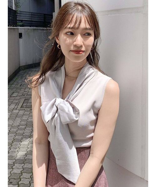 dazzlin(ダズリン)の「ボウタイノースリニットトップス(ニット/セーター・レディース・ブラック/パープル/グレー/モカ・FREE)」の3枚目の写真