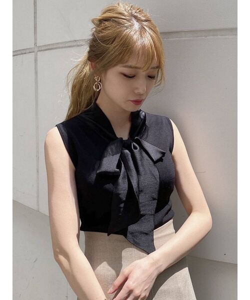 dazzlin(ダズリン)の「ボウタイノースリニットトップス(ニット/セーター・レディース・ブラック/パープル/グレー/モカ・FREE)」の2枚目の写真