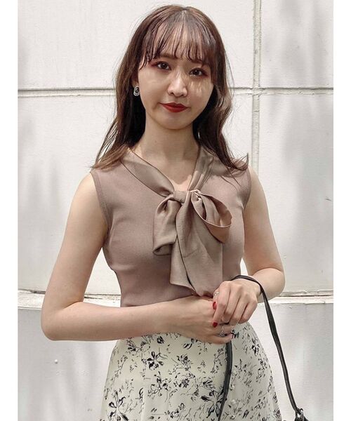 dazzlin(ダズリン)の「ボウタイノースリニットトップス(ニット/セーター・レディース・ブラック/パープル/グレー/モカ・FREE)」の1枚目の写真