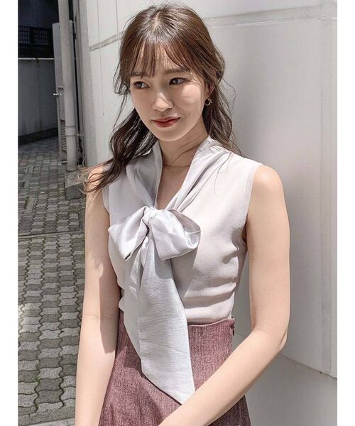 dazzlin(ダズリン)の「ボウタイノースリニットトップス(ニット/セーター・レディース・ブラック/パープル/グレー/モカ・FREE)」の5枚目の写真