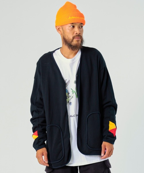 AlexanderLeeChang(アレキサンダーリーチャン)の「AlexanderLeeChang/アレキサンダーリーチャン BLC SWET SANKAKU CARDIGAN(カーディガン/ボレロ・メンズ・マスタード/ブラック/グレー・X-LARGE/MEDIUM/LARGE)」の1枚目の写真