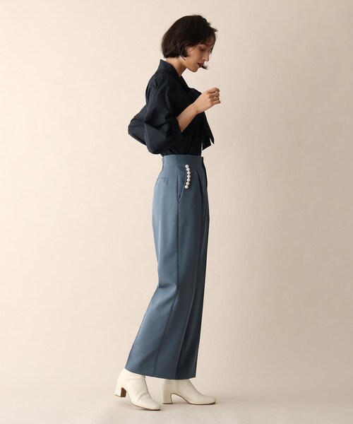 OPAQUE.CLIP（オペークドットクリップ）の「◆フェイクパール釦ストレートパンツ（その他パンツ・レディース・ブラック/オフホワイト/ブルー・38/36）」の7枚目の写真