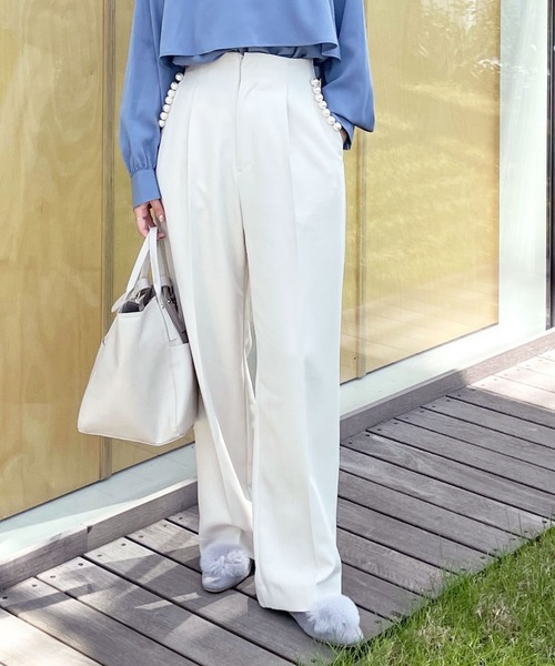 OPAQUE.CLIP（オペークドットクリップ）の「◆フェイクパール釦ストレートパンツ（その他パンツ・レディース・ブラック/オフホワイト/ブルー・38/36）」の2枚目の写真