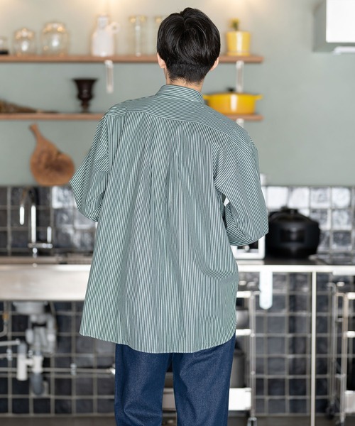 BRICK & SONS（ブリックアンドサンズ）の「リラックスバックプリーツシャツ＜グリーンストライプ＞（シャツ/ブラウス・メンズ・グリーン・XS/S/M/L/LL）」の4枚目の写真