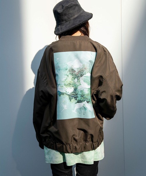 INTERPLAY（インタープレイ）の「【INTERPLAY x Toru Kajioka】「Fantastic Flower」 ライト ジャケット（MA-1・レディース・ブラウン/ブラック・FREE）」の2枚目の写真