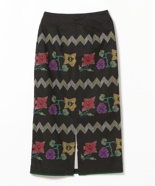 BEAMS BOY（ビームスボーイ）の「BEAMS BOY / フラワー エンブプリント スカート（スカート・レディース・ブラック/ベージュ・1/2）」の4枚目の写真