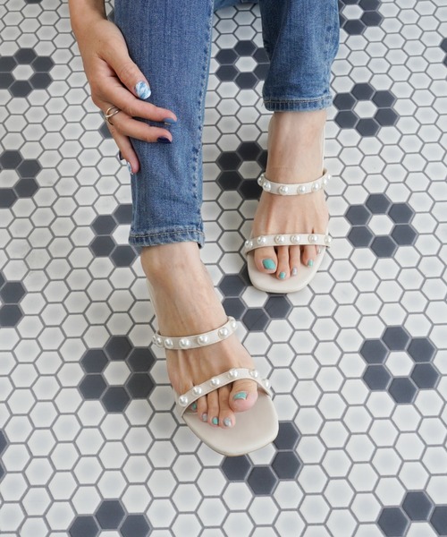 Fabby fabby（ファビィーファビィー）の「パールツーベルトサンダル（サンダル・レディース・ブラウン/オフホワイト/ブラック・SMALL/MEDIUM/LARGE）」の2枚目の写真