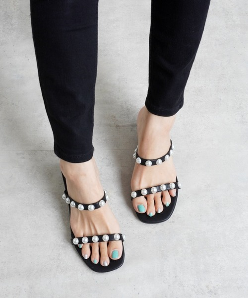 Fabby fabby（ファビィーファビィー）の「パールツーベルトサンダル（サンダル・レディース・ブラウン/オフホワイト/ブラック・SMALL/MEDIUM/LARGE）」の4枚目の写真