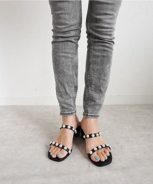 Fabby fabby（ファビィーファビィー）の「パールツーベルトサンダル（サンダル・レディース・ブラウン/オフホワイト/ブラック・SMALL/MEDIUM/LARGE）」の9枚目の写真