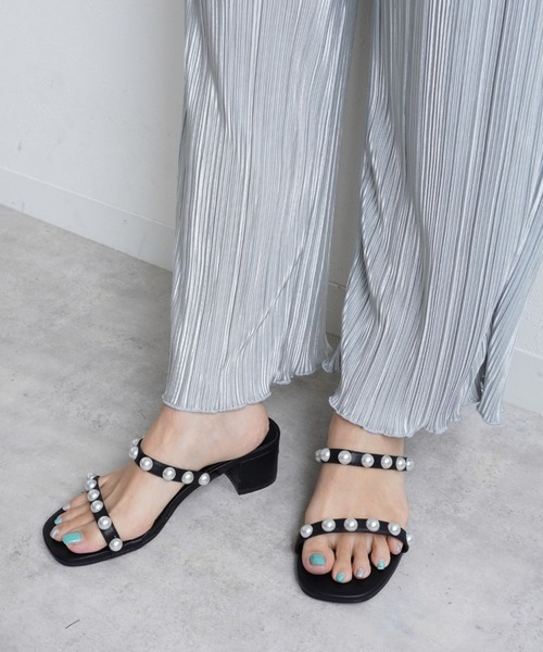 Fabby fabby（ファビィーファビィー）の「パールツーベルトサンダル（サンダル・レディース・ブラウン/オフホワイト/ブラック・SMALL/MEDIUM/LARGE）」の5枚目の写真