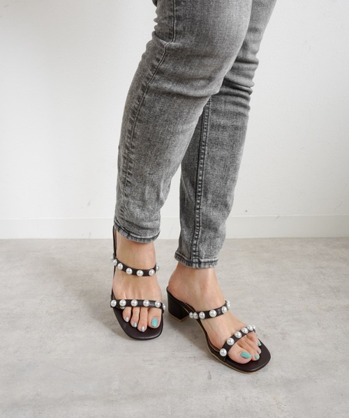 Fabby fabby（ファビィーファビィー）の「パールツーベルトサンダル（サンダル・レディース・ブラウン/オフホワイト/ブラック・SMALL/MEDIUM/LARGE）」の10枚目の写真