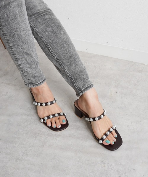 Fabby fabby（ファビィーファビィー）の「パールツーベルトサンダル（サンダル・レディース・ブラウン/オフホワイト/ブラック・SMALL/MEDIUM/LARGE）」の14枚目の写真