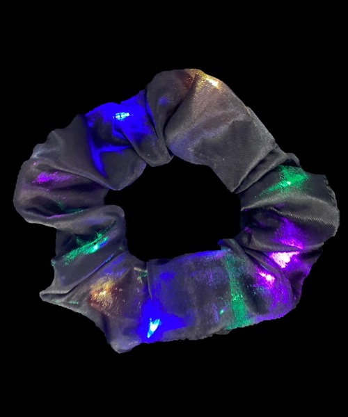 Catherine Cottage（キャサリンコテージ）の「【ZOZO限定】光るシュシュ（シュシュ・レディース・ブルー/グレー/パープル/イエロー/オレンジ/ホワイト/ピンク/グリーン/レッド/ライラック/ライトイエロー/ブラック・FREE）」の3枚目の写真