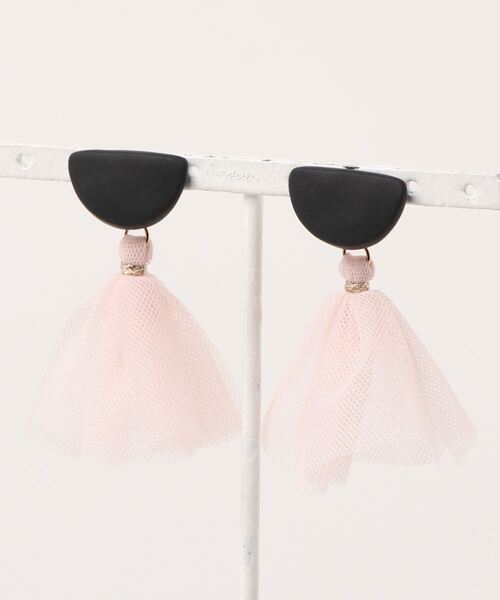 tone(トーン)の「【atelier*mio】クレイ × ソフトチュール earring(イヤリング・レディース・ブラック/ホワイト/イエロー/ミント/ピンク・FREE)」の3枚目の写真