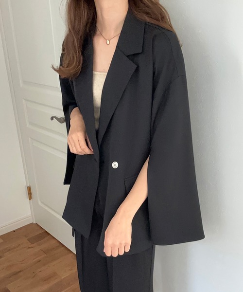 LAUIR ブラック テーラードジャケット フレアスリーブ LAUIR（ラウアー）の「ルーズスリットスリーブテーラード