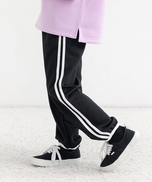 Bee des Bee(ビーデスビー)の「ラインパンツ(スウェットパンツ・キッズ・ブラック/杢グレー/ホワイト/ピンク/ブルー/ライラック・110cm/120cm/130cm/140cm/150cm/100cm)」の2枚目の写真