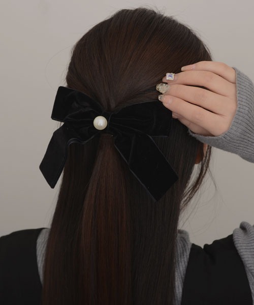 VIBGYOR Women（ヴィブジョー　ウィメン）の「【resonance】ベロア×パール レトロリボン バレッタ【オケージョン】（バレッタ/ヘアクリップ・レディース・ブラック・FREE）」の3枚目の写真