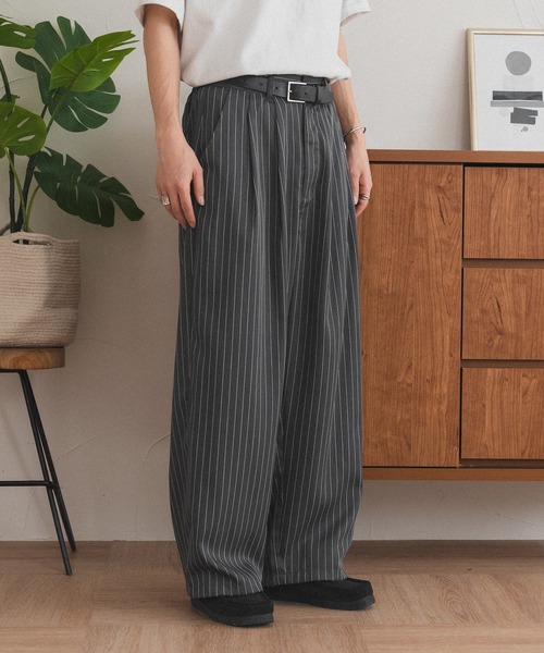 Adoon plain（アドーンプレーン）の「ストライプ2タックワイドパンツ（その他パンツ・メンズ・チャコールグレー/ネイビー・LARGE/MEDIUM/SMALL）」の2枚目の写真