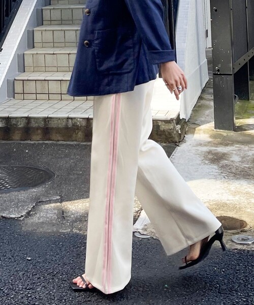 fredy emue（フレディエミュ）の「サイドライントラックパンツ（その他パンツ・レディース・アイボリー/チャコールグレー/ブルー・38）」の2枚目の写真