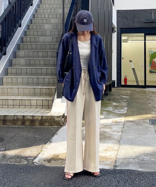 fredy emue（フレディエミュ）の「サイドライントラックパンツ（その他パンツ・レディース・アイボリー/チャコールグレー/ブルー・38）」の4枚目の写真