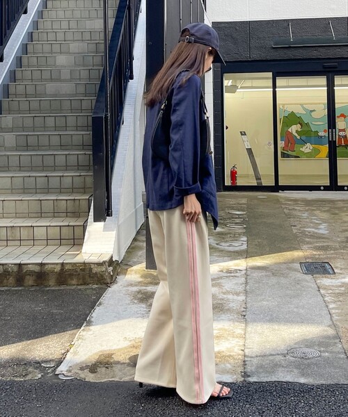 fredy emue（フレディエミュ）の「サイドライントラックパンツ（その他パンツ・レディース・アイボリー/チャコールグレー/ブルー・38）」の6枚目の写真