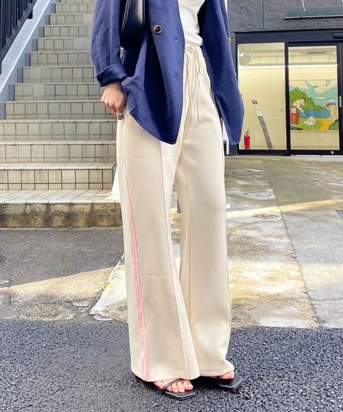 fredy emue（フレディエミュ）の「サイドライントラックパンツ（その他パンツ・レディース・アイボリー/チャコールグレー/ブルー・38）」の12枚目の写真
