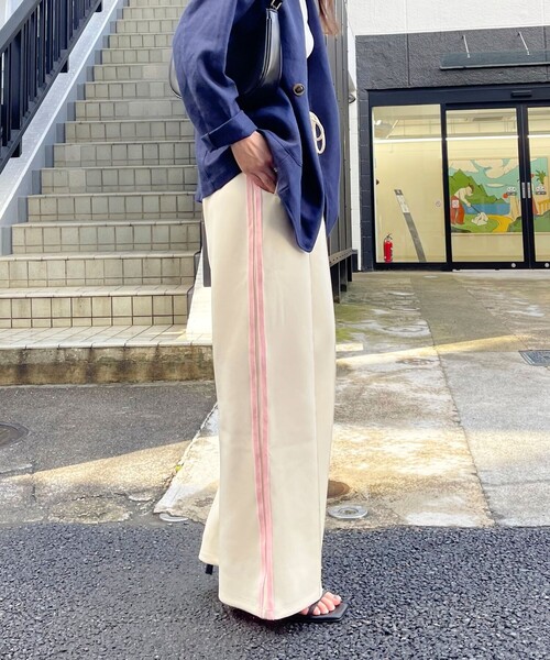 fredy emue（フレディエミュ）の「サイドライントラックパンツ（その他パンツ・レディース・アイボリー/チャコールグレー/ブルー・38）」の13枚目の写真