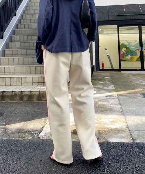 fredy emue（フレディエミュ）の「サイドライントラックパンツ（その他パンツ・レディース・アイボリー/チャコールグレー/ブルー・38）」の14枚目の写真