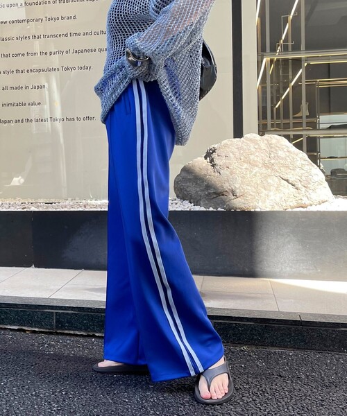 fredy emue（フレディエミュ）の「サイドライントラックパンツ（その他パンツ・レディース・アイボリー/チャコールグレー/ブルー・38）」の22枚目の写真