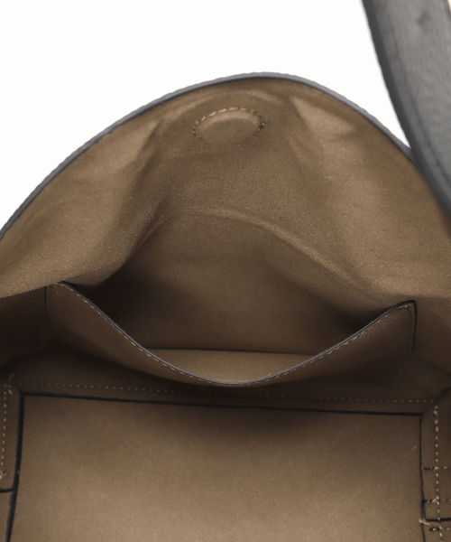 LE VERNIS（ル・ベルニ）の「《WEB限定追加》LE VERNIS/ルベル二 POIRE BOX BAG 2（ショルダーバッグ・レディース・ベージュ/ブラック・FREE）」の19枚目の写真